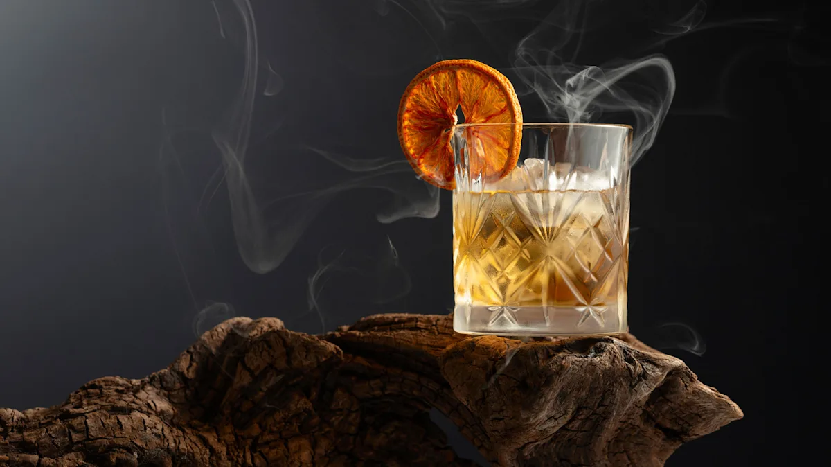 Signature cocktail pour